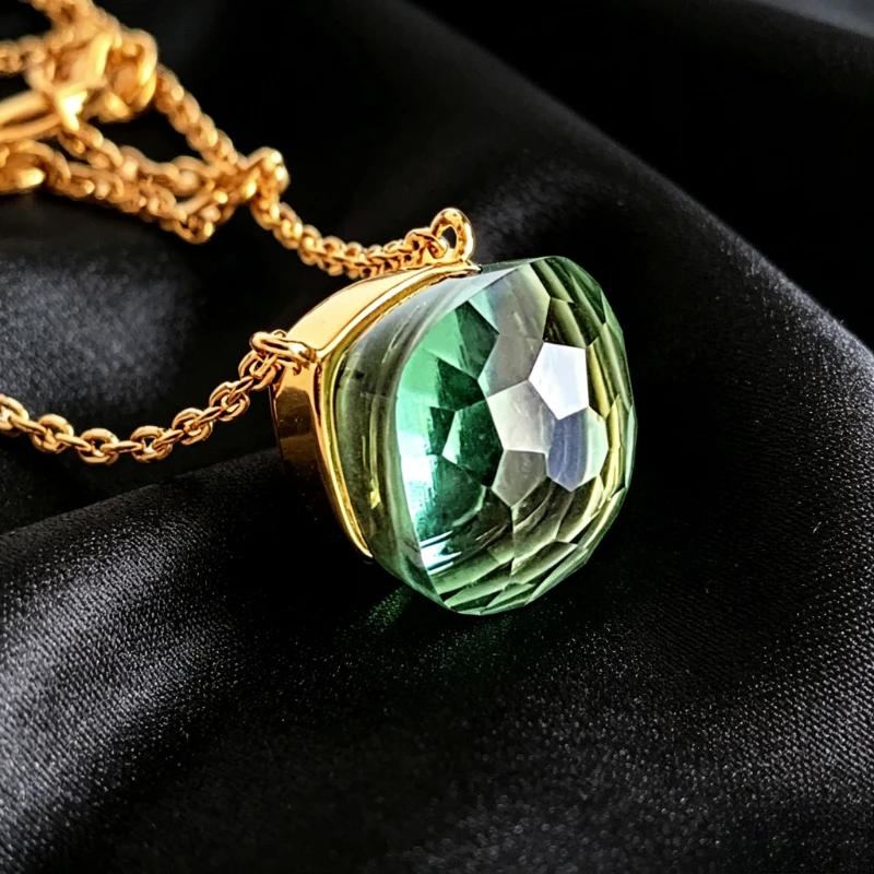 Luxuriöse, eingelegte, glitzernde, quadratische, grüne, synthetische Zirkonia-Ohrringe mit goldenem Anhänger für Damen, eleganter Vintage-Schmuck für Bankette und Festivals