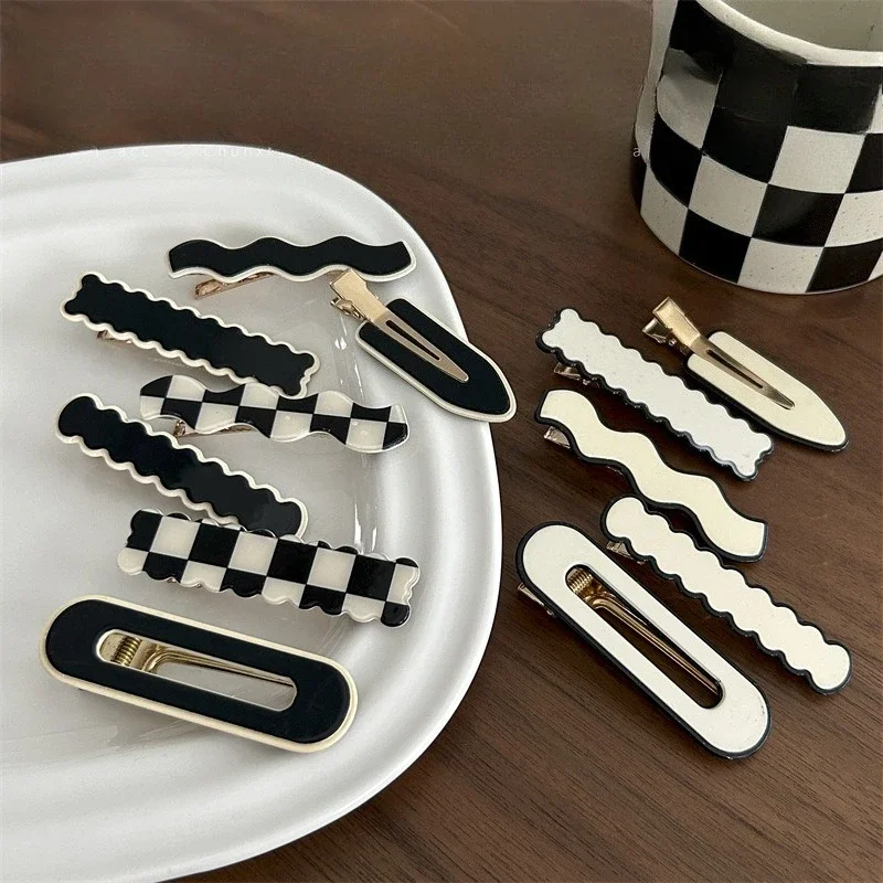 دبوس شعر لا يترك علامات على شكل رقعة الشطرنج باللونين الأبيض والأسود، غرة مكسورة، مشبك منقار البط الجانبي