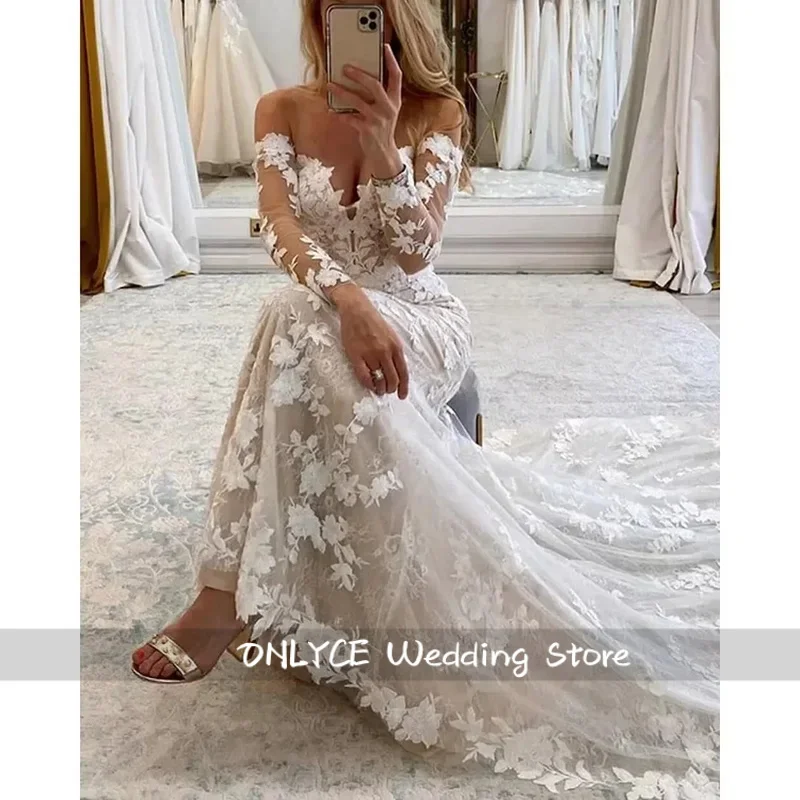 Suknia ślubna na zamówienie, luksusowa, z długim rękawem, szyfonowa, tiulowa, w stylu boho, z koronkowymi aplikacjami.