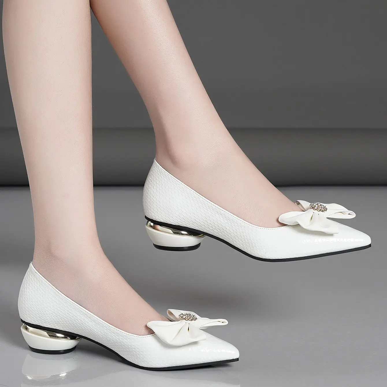 Elegant shallow-mouthed single shoe with pointed bow