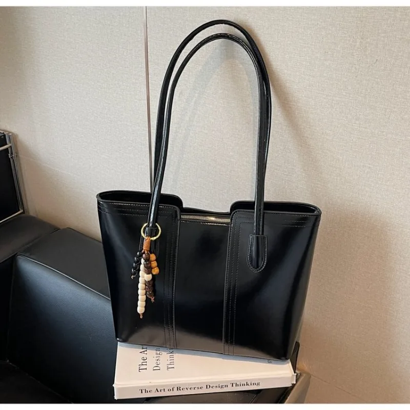 

Классическая женская сумка-кроссбоди из высококачественной кожи с множеством карманов и надежной молнией, идеально подходит для путешествий и шопинга.