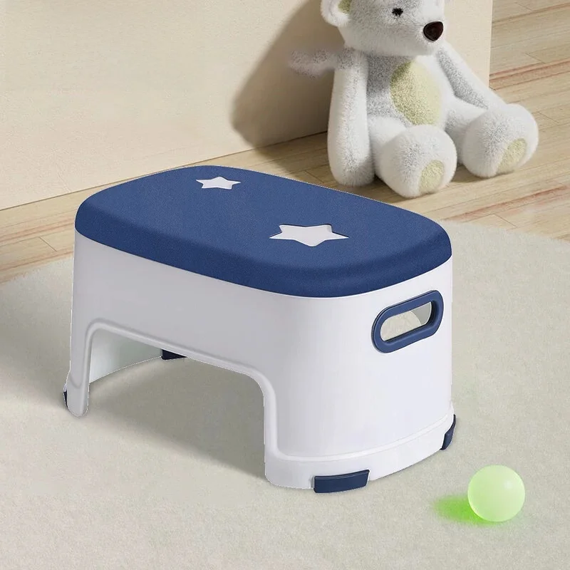 厚みのあるプラスチック製子供用スツール漫画滑り止めリビングルームフットレストスツール積み重ね可能な家庭用パッドフットスツール小さなスツール