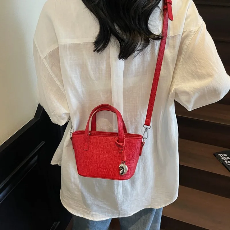 

Famous Designer Leather Crossbody Bag For Ladies With Classic Style And Popular Elegant Detailing