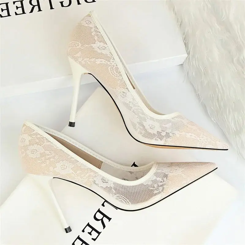 Frauen Mode sexy Pumps dünne High Heels Hochzeits schuhe neue modische Schlankheit spitzen Zehen Mesh hohle Spitze Stilett