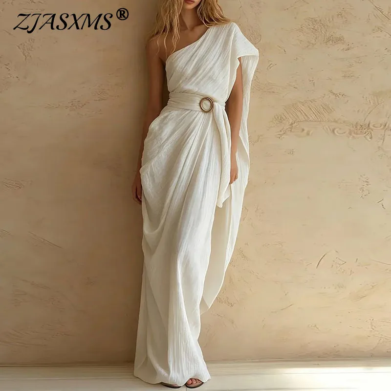 Robe longue drapée unie à texture froissée pour femme, asymétrique à une épaule, avec ceinture à boucle anneau, fluide, pour les vacances d'été