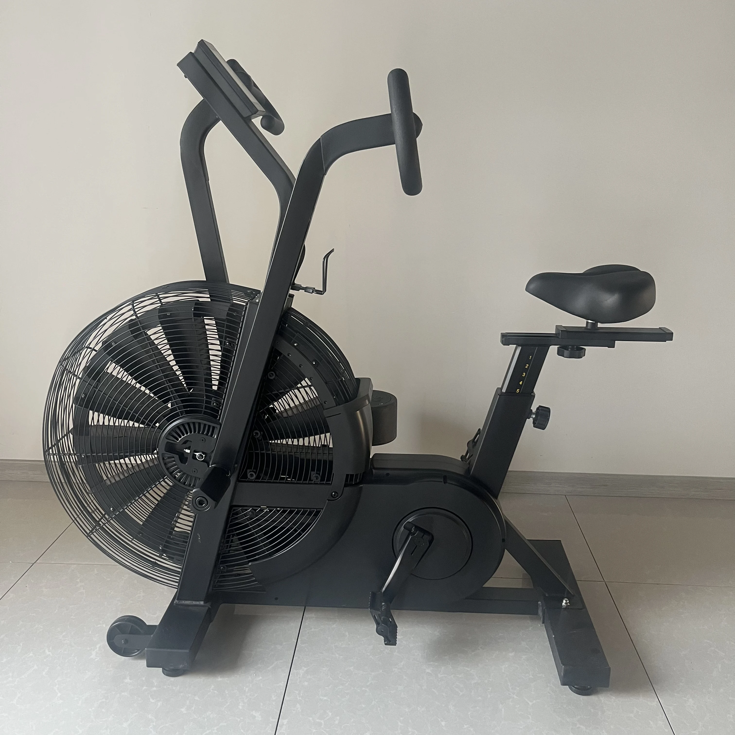 

Коммерческие фитнес-машины Оборудование для спортзала Внутренний велотренажер Тренировочный воздушный велосипед