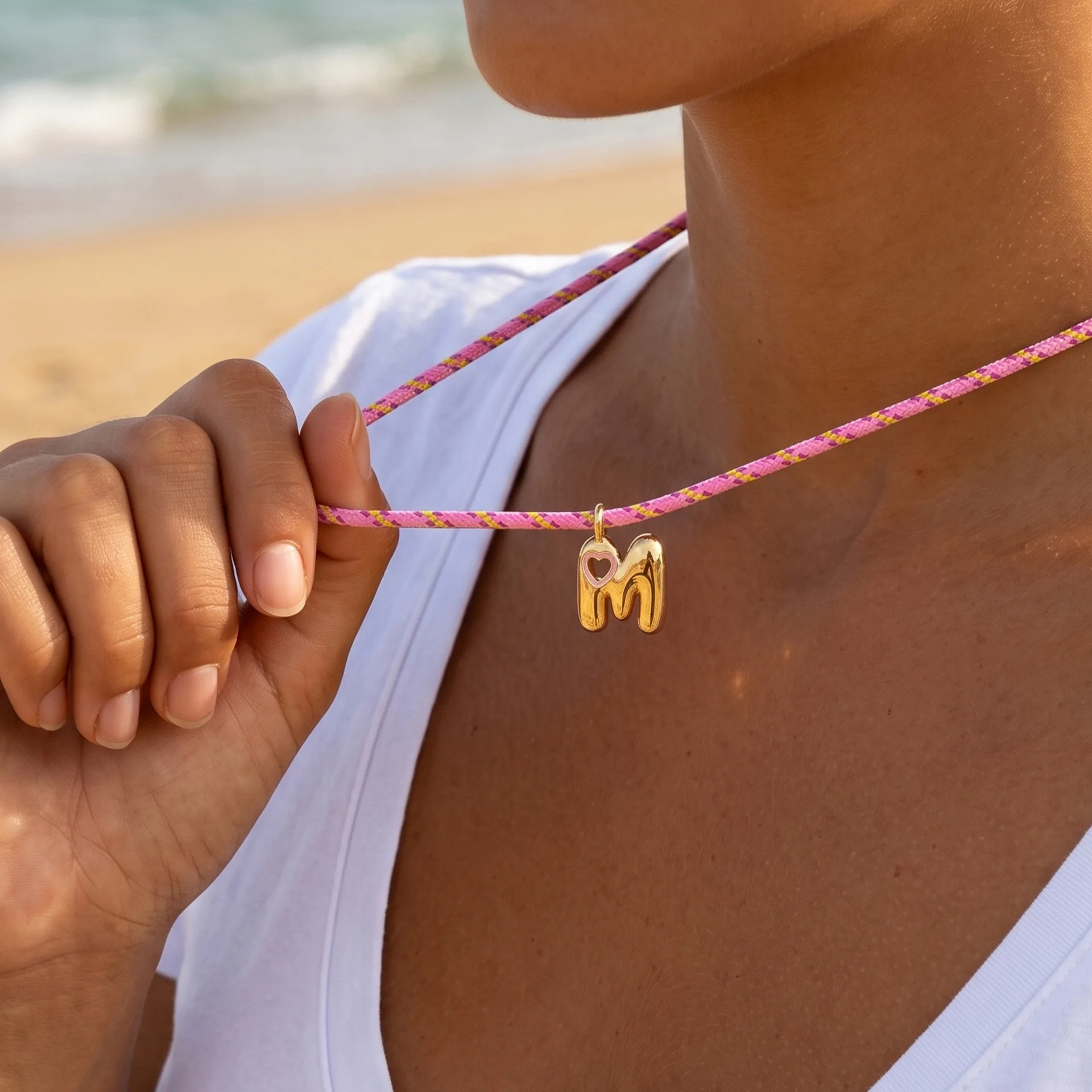 Rosa Geflochtene Seil-Choker-Halskette, Vergoldeter Hohlherz-Anhänger mit Emaille-Initialbuchstaben, Boho-Strandschmuck Geschenk – Detail 2