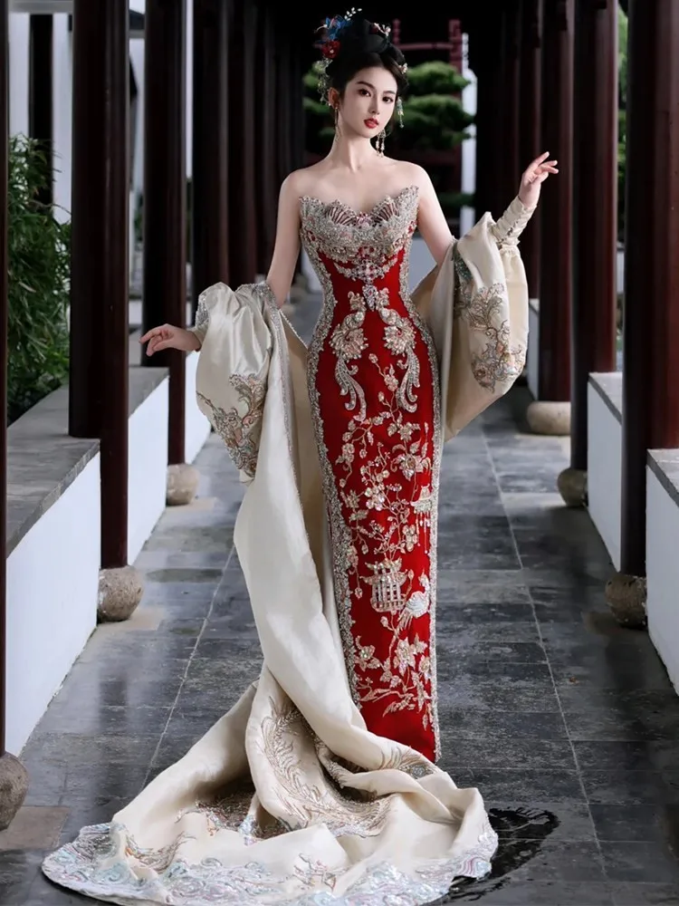 New Chinese-style wedding dress with a trailing for the banquet
