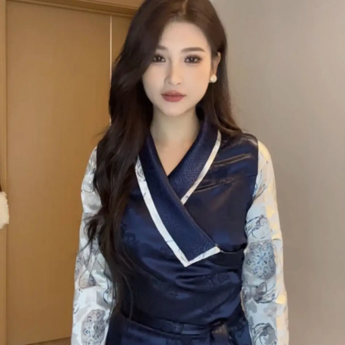 Populaire Tibetaanse vrouwen die lange Tibetaanse dagelijkse vrijetijdskleding splitst Tibetaanse kleding