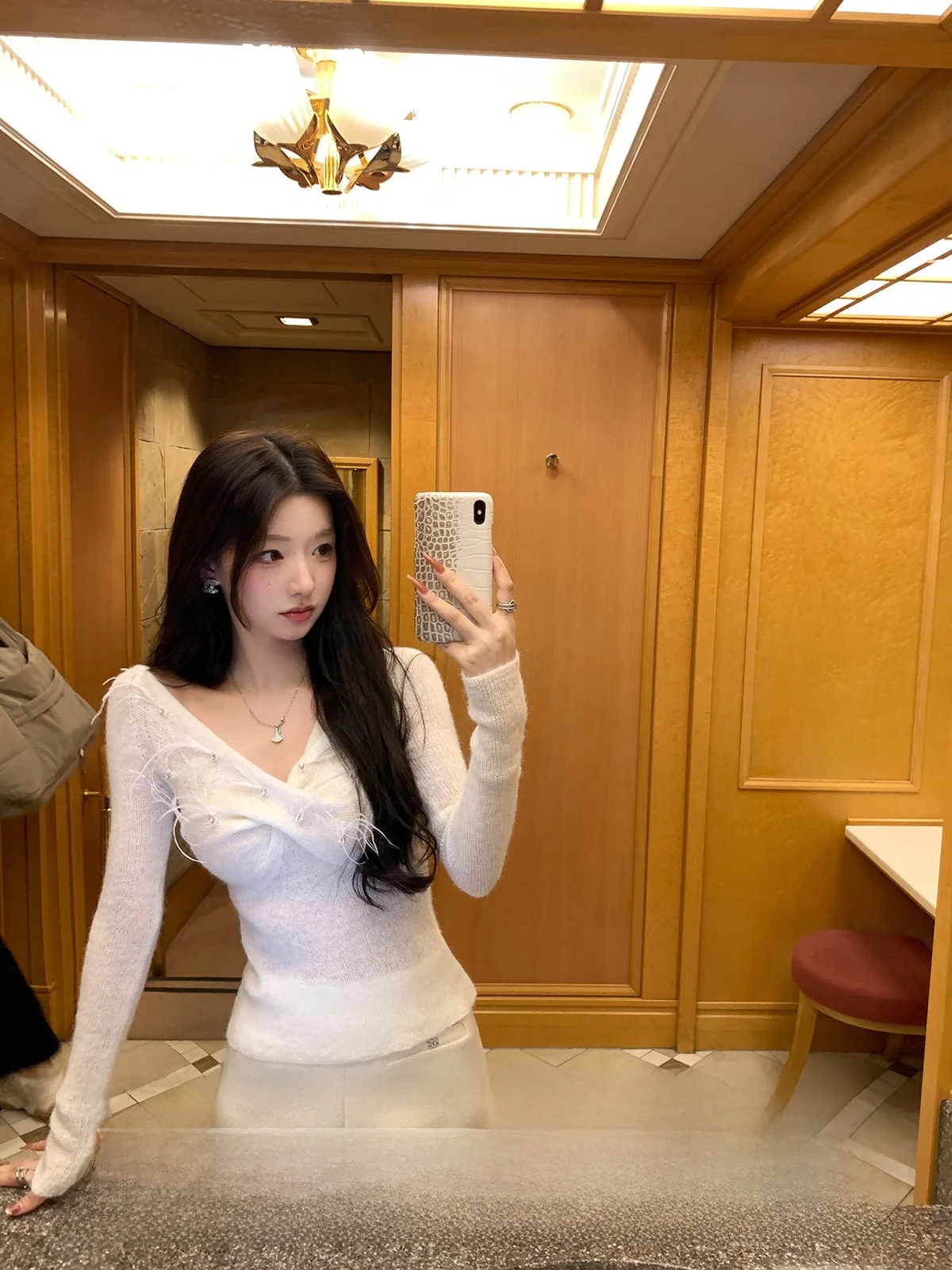 

Romantic Concerto White V-ne Knitted Sweater Women's Slim Fit Woolen Top Versatile Winter Faion Ladies Knitwear