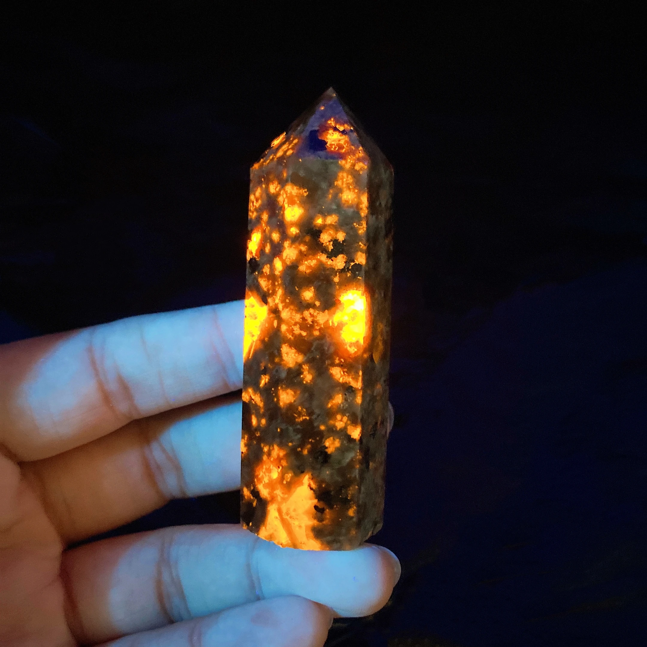 6-9cm naturalny yooperlit sześciokątna wieża kryształowy płomień z kamienia fluorescencyjnej energii sodalitu mineralna uzdrawiająca domowa wystrój