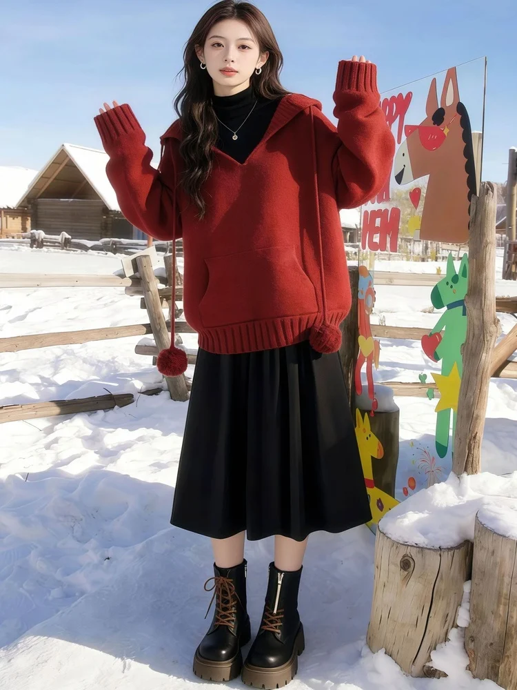 

Красный свитер Cisas и юбка-миди: зимний повседневный комплект для празднования Нового года