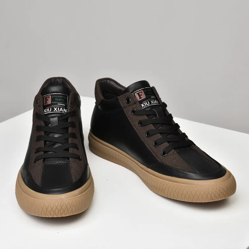 أحذية بيضاء للرجال عصرية ومريحة ذات قاع مسطح ومطرزة وخفيفة الوزن وفاخرة لزيادة الارتفاع أحذية رياضية ترفيهية