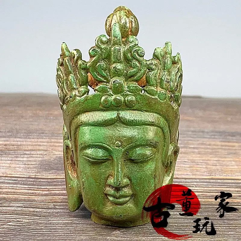 Folk carvings depict the green rust Buddha head, with Buddha light shining everywhere and compassion in mind