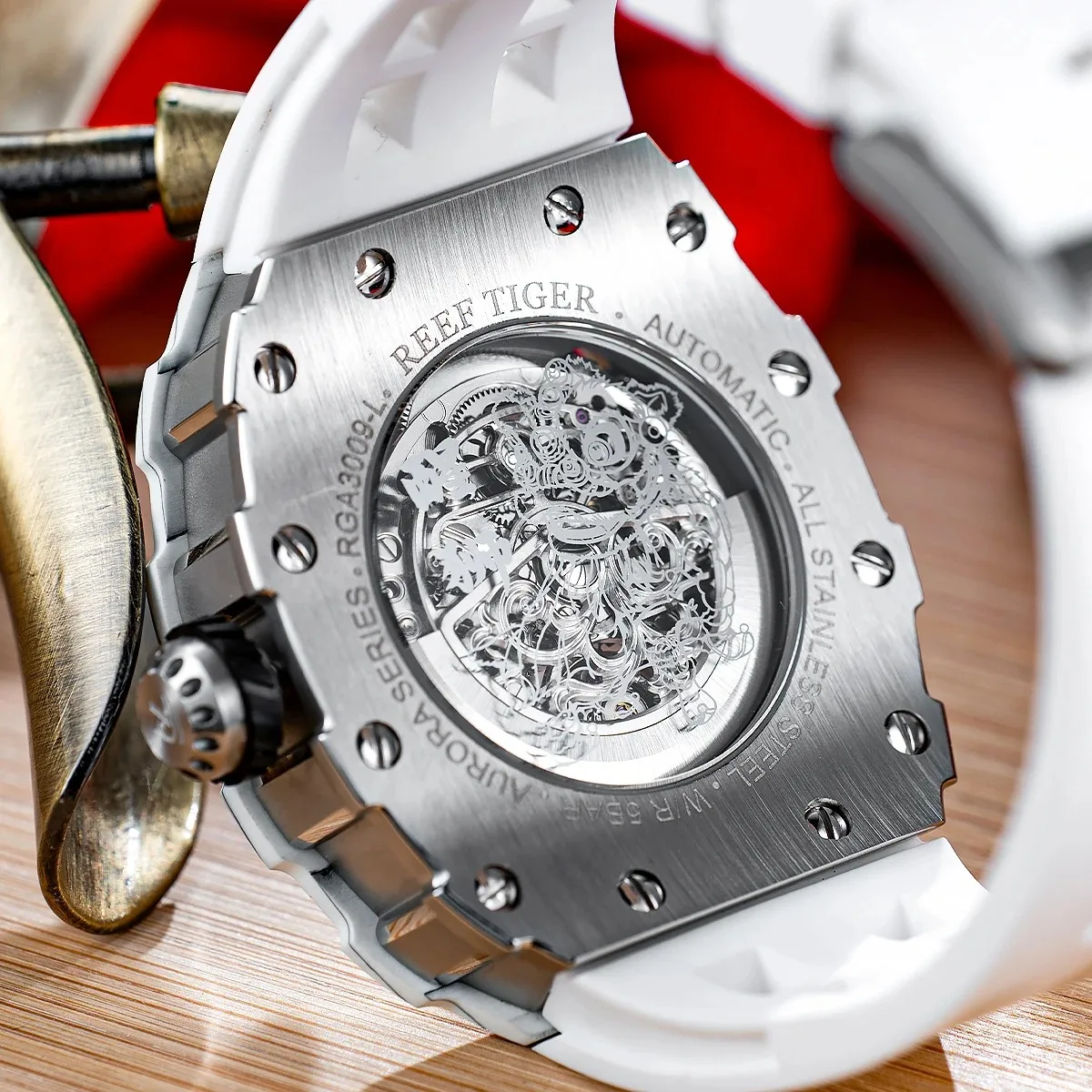 Reef Tiger-Reloj de pulsera automático para hombre, cronógrafo mecánico de lujo, caja Tonneau, esqueleto, esfera De León luminosa completa, bisel de fibra de carbono