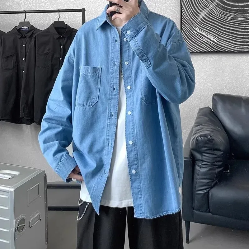 

Мужская джинсовая рубашка оверсайз с воротником на пуговицах и нагрудными карманами