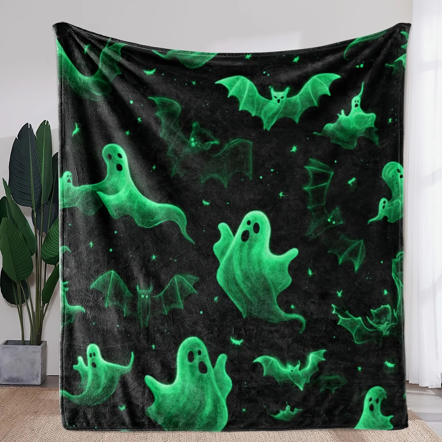 1pc of Flannel Blanket, Glow-In-The-Dark Ghost Bat Halloween Themed Printed Blanket, Warm, Comfortable, And Soft, Suitable for S