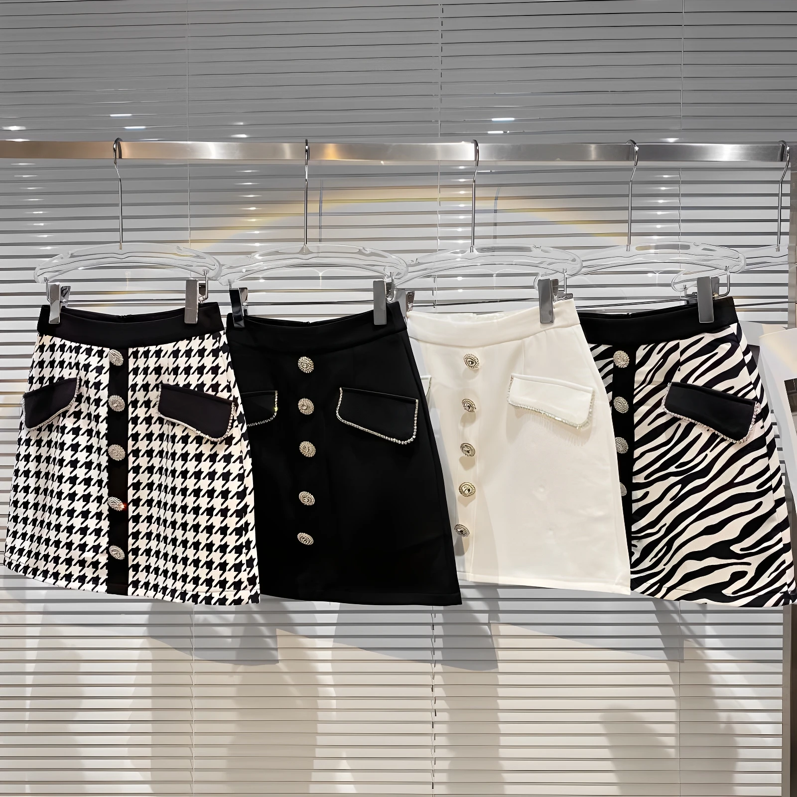 

Summer 2025 New Sle Little Fraance Wind Single Row Water Diamond Button Plaid Zebra Print A-Line Skirt f-length Skirt