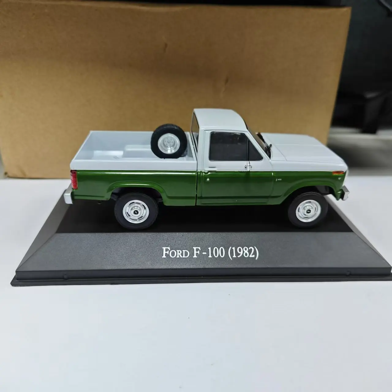 

F-100 (1982) Diecast 1:43 Classic Car Toys Model Gifts