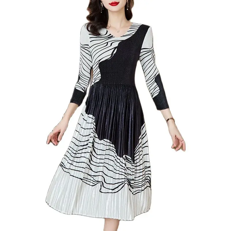 

Korean Autumn Winter Golden Velvet Pleated Dress Large Size Long Sleeve Fashion Elegant Slim Waist Office Lady Black White Dress