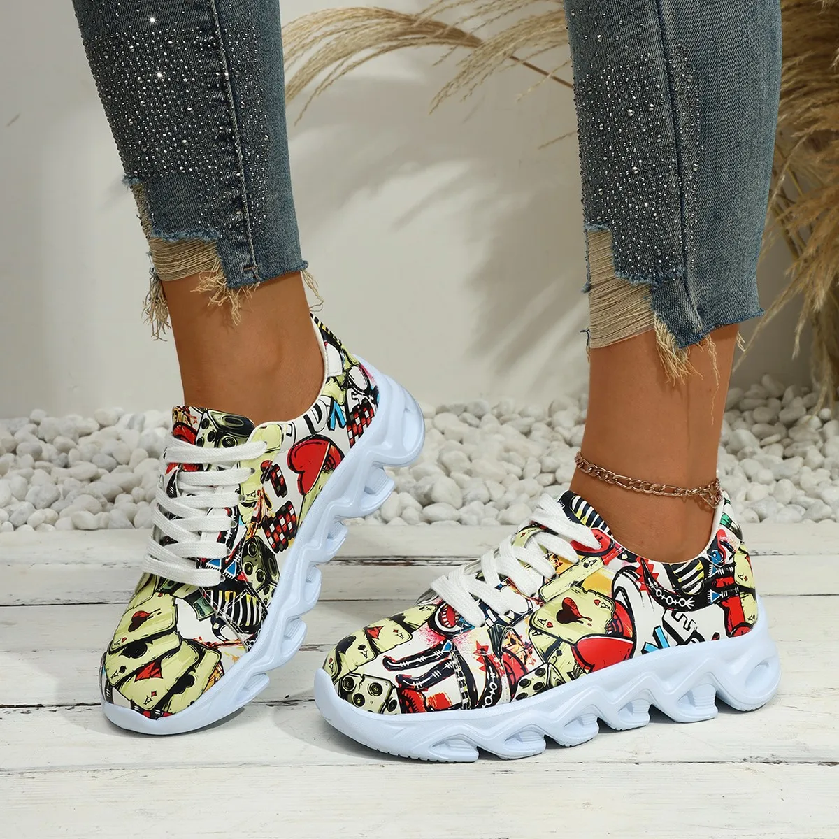 

Women's Plus Size Athletic Shoes Outdoor Wear Slip-Resistant Platform Sole Lace-Up Low-Top Graffiti-Printed Casual Sneakers