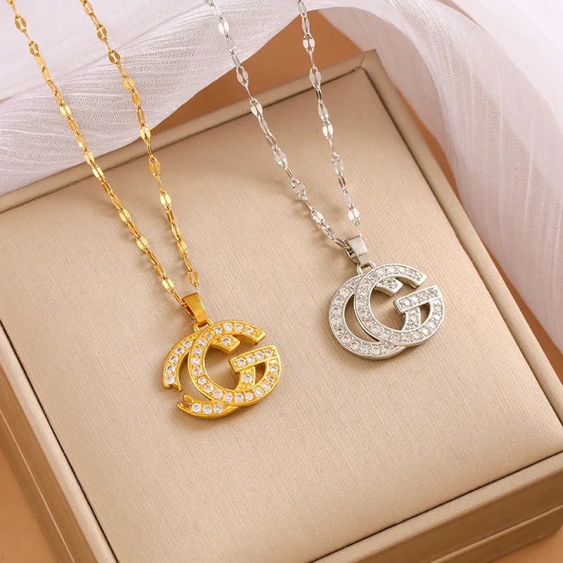 2025年製 高級フレグランスホーム 本金メッキとジルコン象嵌ネックレス、シンプルなレターネックレス