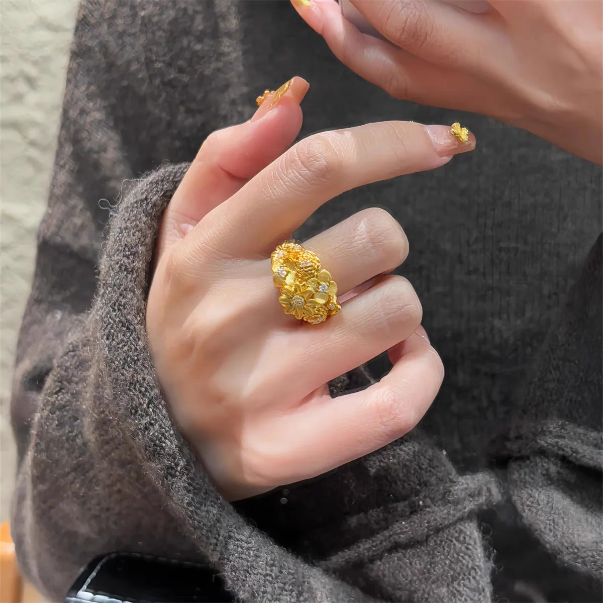 9999 24K  real gold store same style gold women's ring with floral and brocade clusters, beautiful diamond jewelry opening