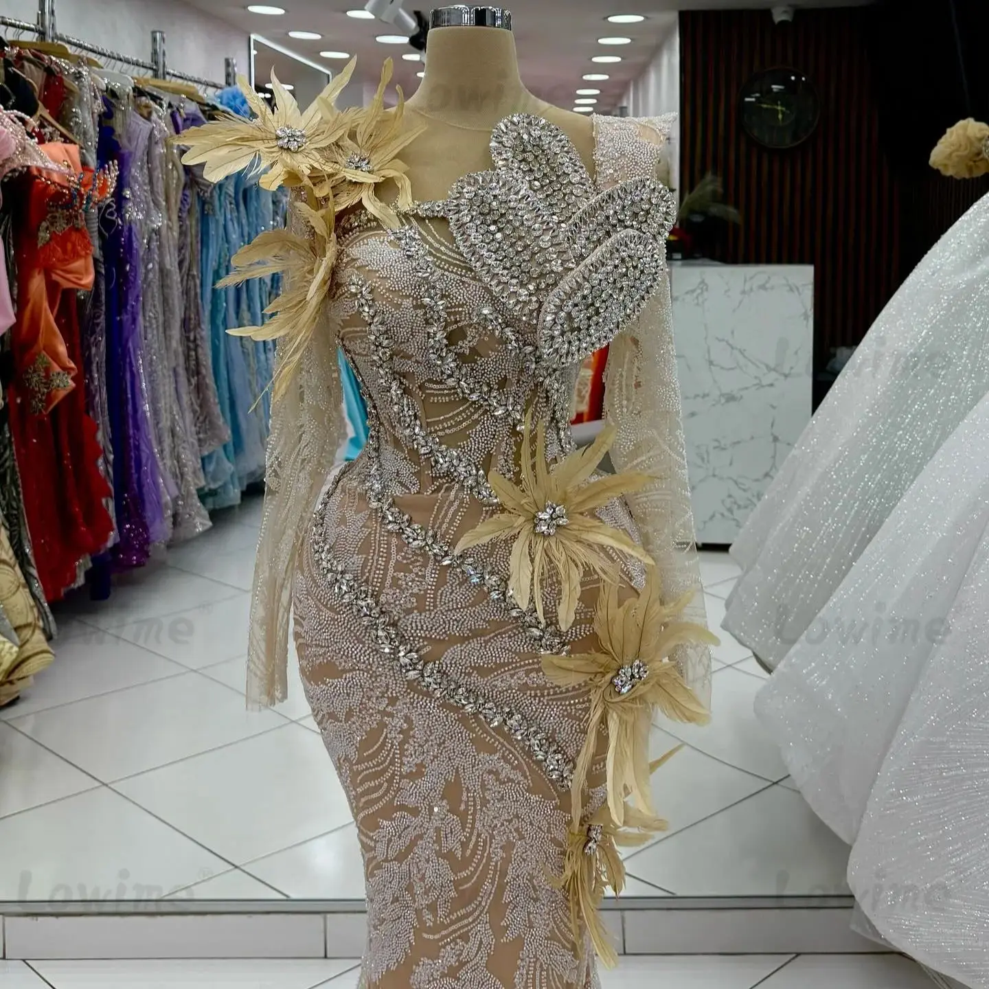 

Champagne Gold Feathers Evening Dress Long Sleeves Crystals Celebrity Dresses 2026 Customized Arabic Dubai Women Party Dress