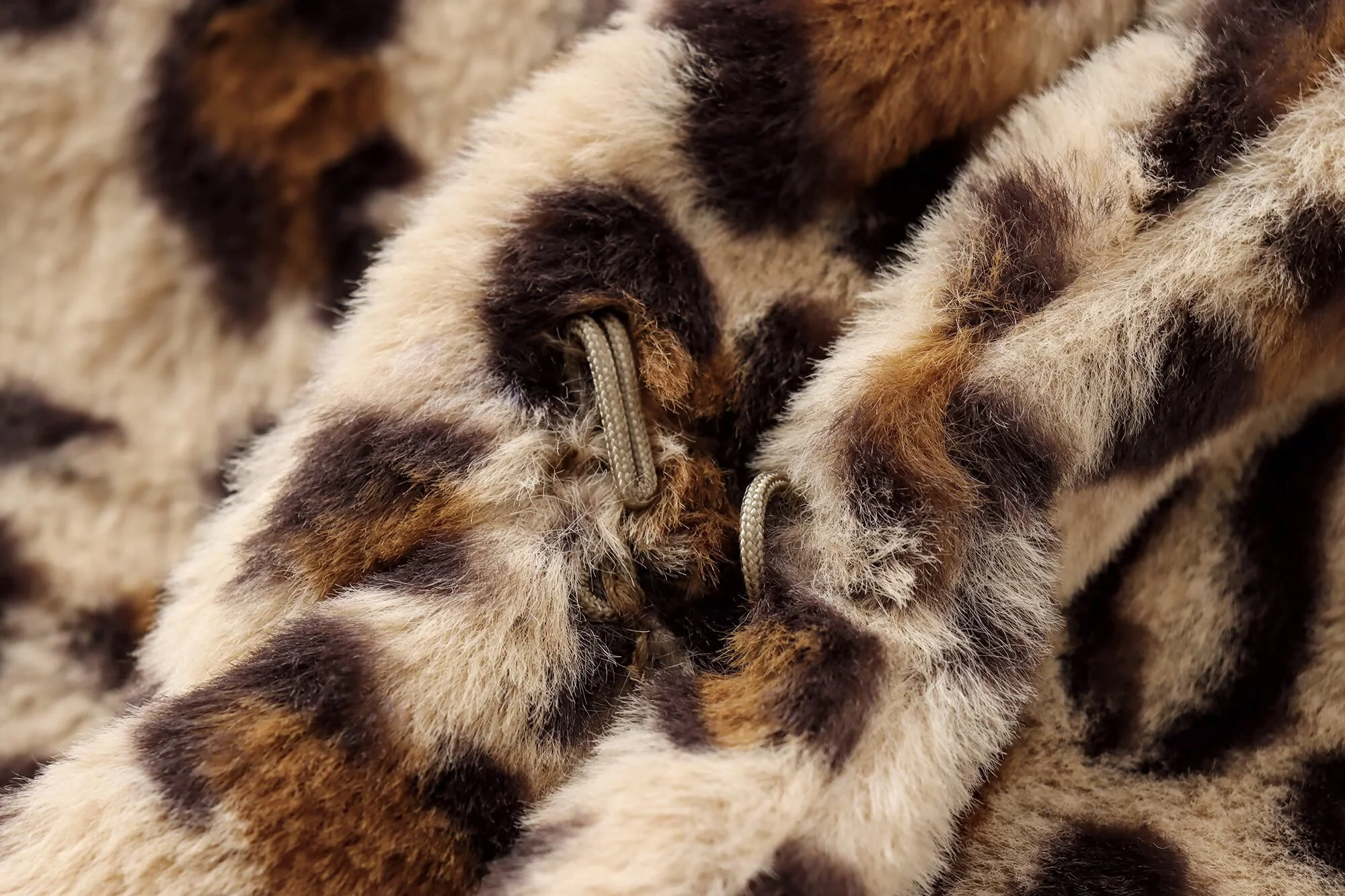 معطف نسائي شتوي جديد لعام 2025 ذو مزاج عصري غير رسمي وطباعة حيوانات معطف بتأثير من الفرو ملابس خارجية متوسطة الطول #4