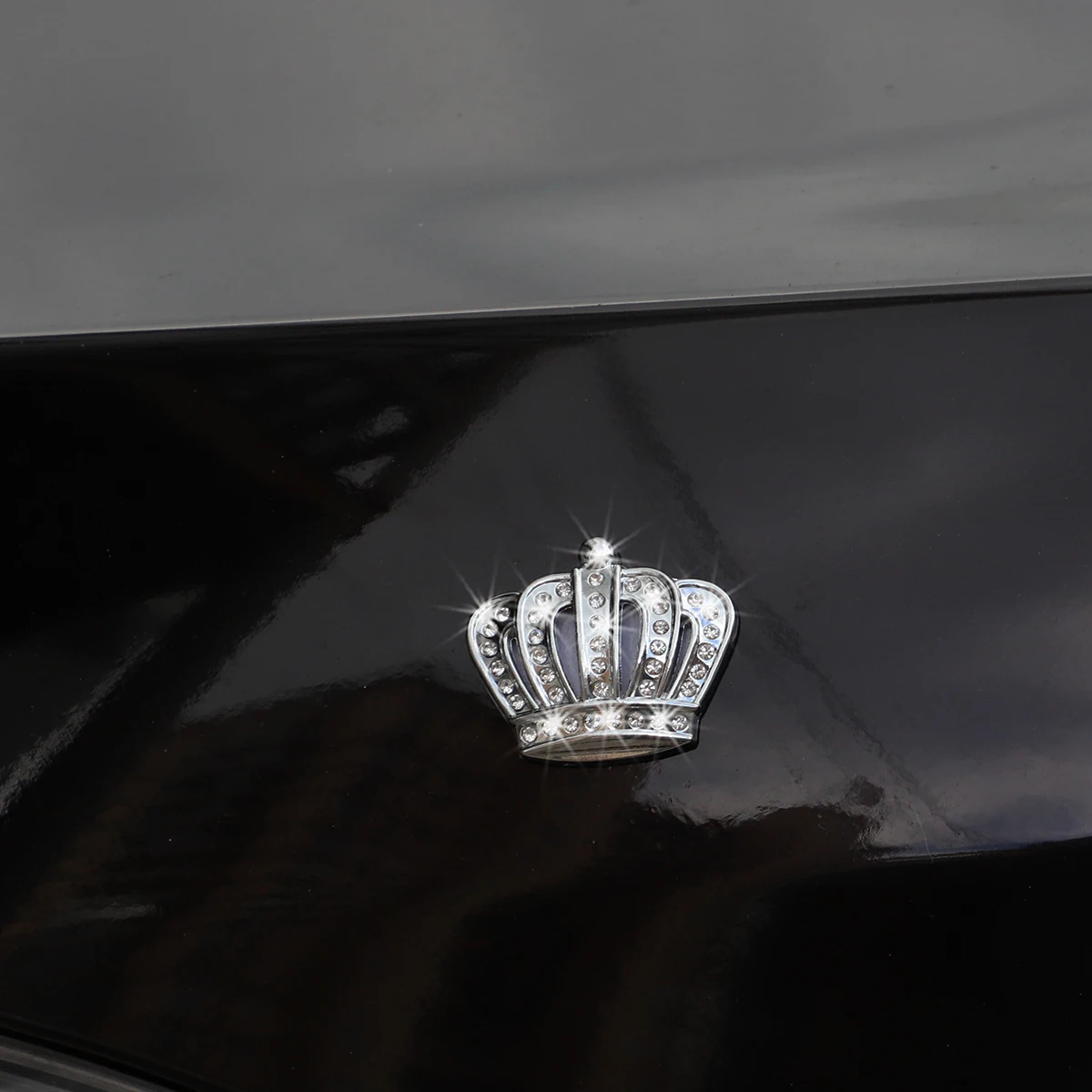 تم وضع علامة على تاجين معدنيين "Blingbling". يتم استخدامهم لملصقات السيارات الداخلية والخارجية، وكذلك لوحة القيادة والباب