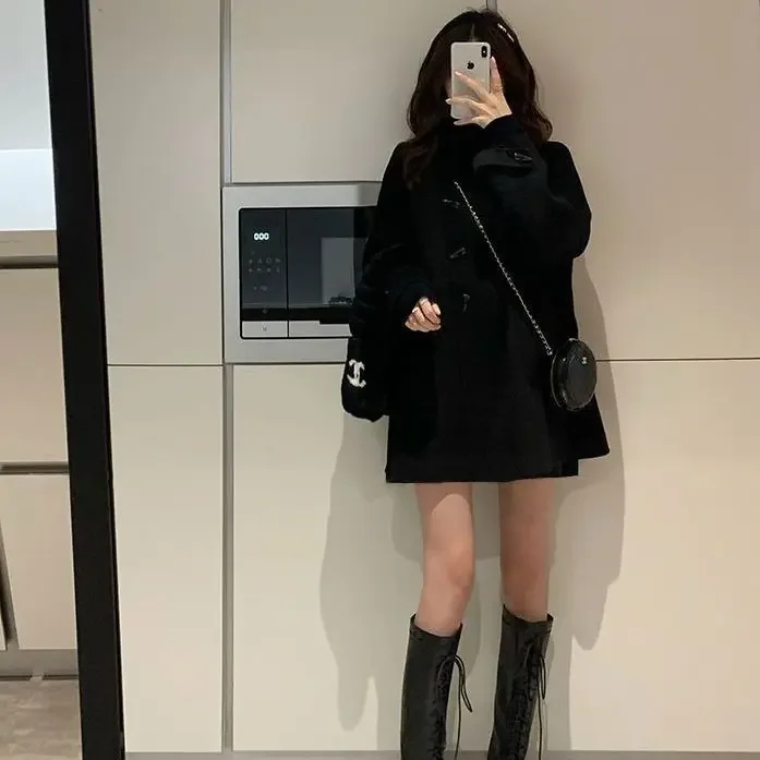 

Small to Medium Length Woolen Coat for Trendy Women New Fashionable Woolen Coat with Thickened Cow Horn Buttons