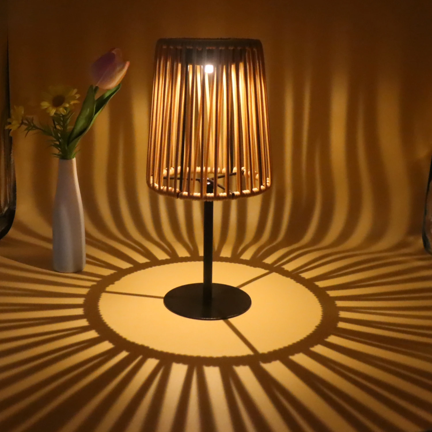 Lampe de table solaire en roti - Outdoor Furniture Sale avis et prix