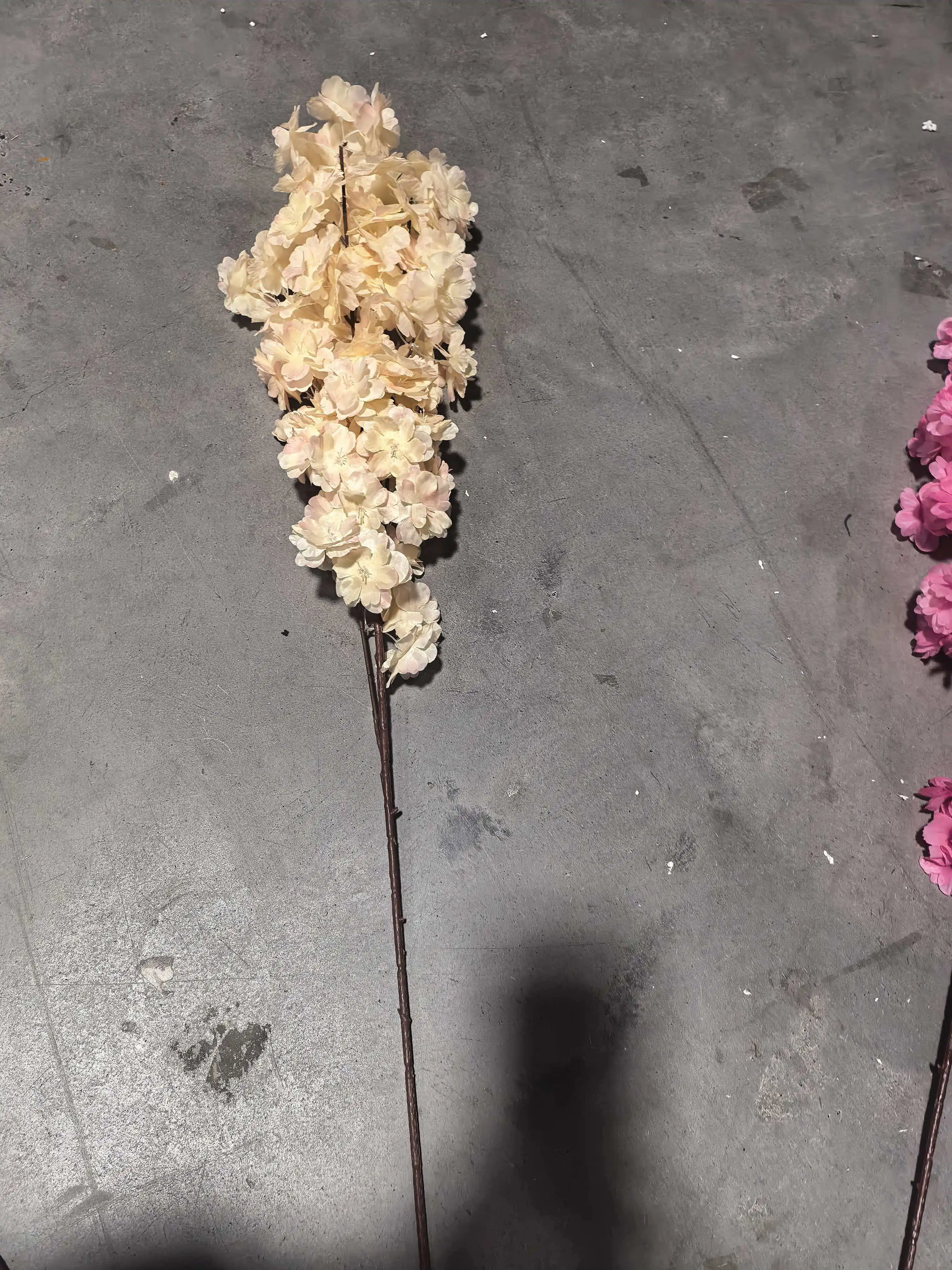 500 Stück realistische künstliche Kirschblütenzweige, handgefertigte Plastikblumen, Hochzeits-, Valentinstags- und Partydekoration. – Detail 13