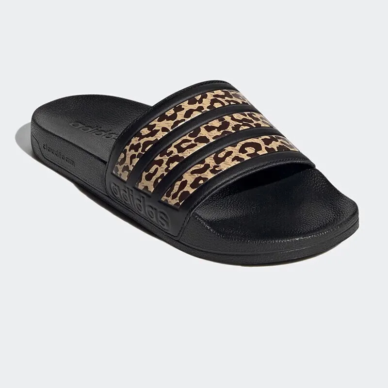 

Adidas Trendy Slides. Черный — золотой дизайн с леопардовым принтом, подходит для летней уличной одежды, первый выбор для повседневного использования и стиха.