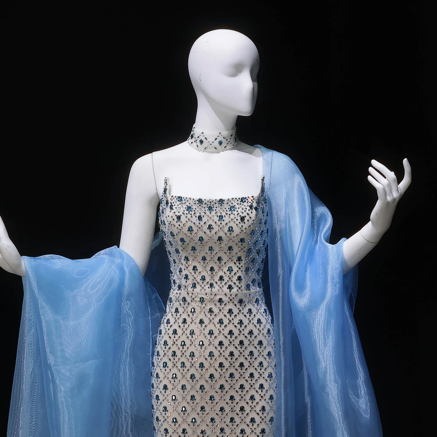 Sharon Said Dubai Elegantes Blaues Trägerloses Kristall-Meerjungfrauenkleid mit Cape Arabisches Damen-Abendkleid SS506 Maßanfertigung – Detail 3