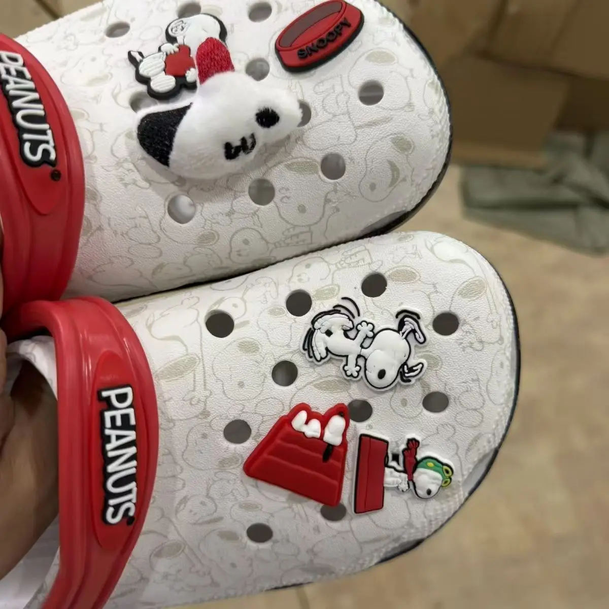 Peanuts Snoopy Clogs Cartoon Hole Shoes Men Women Lightweight Non Slip Garden Beach Sandals Snoopy Shoe Casual Outdoor Slippers
