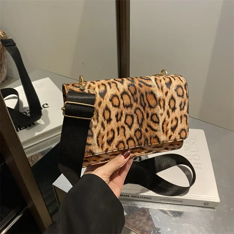 

Leopard print premium portable niche shoulder messenger bag