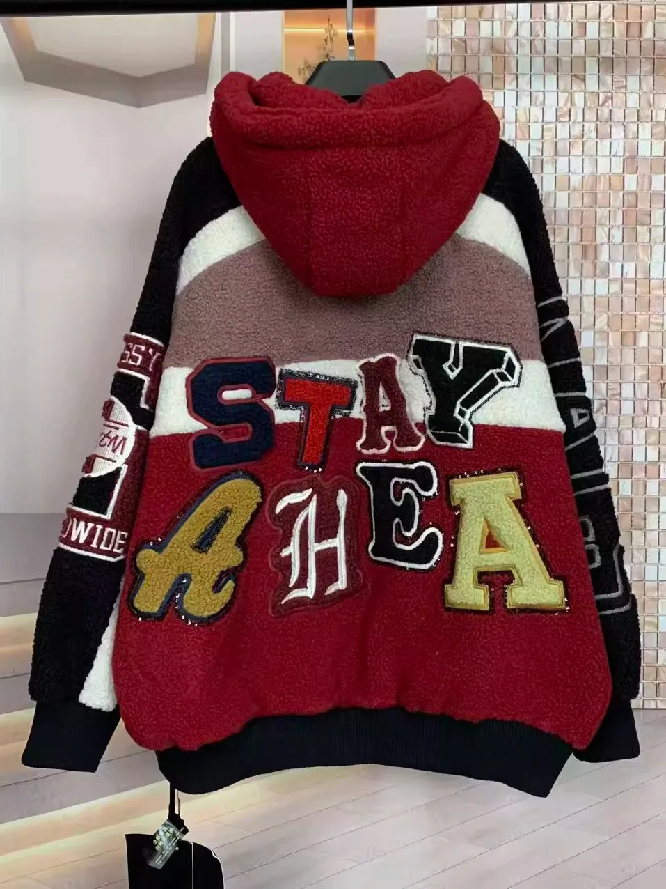 العلامة التجارية العصرية الخريف الشتاء الصوف الثقيلة التطريز رسالة اللون كتلة منتصف طول المتضخم مقنعين معطف صوف الضأن المرأة الدافئة #3