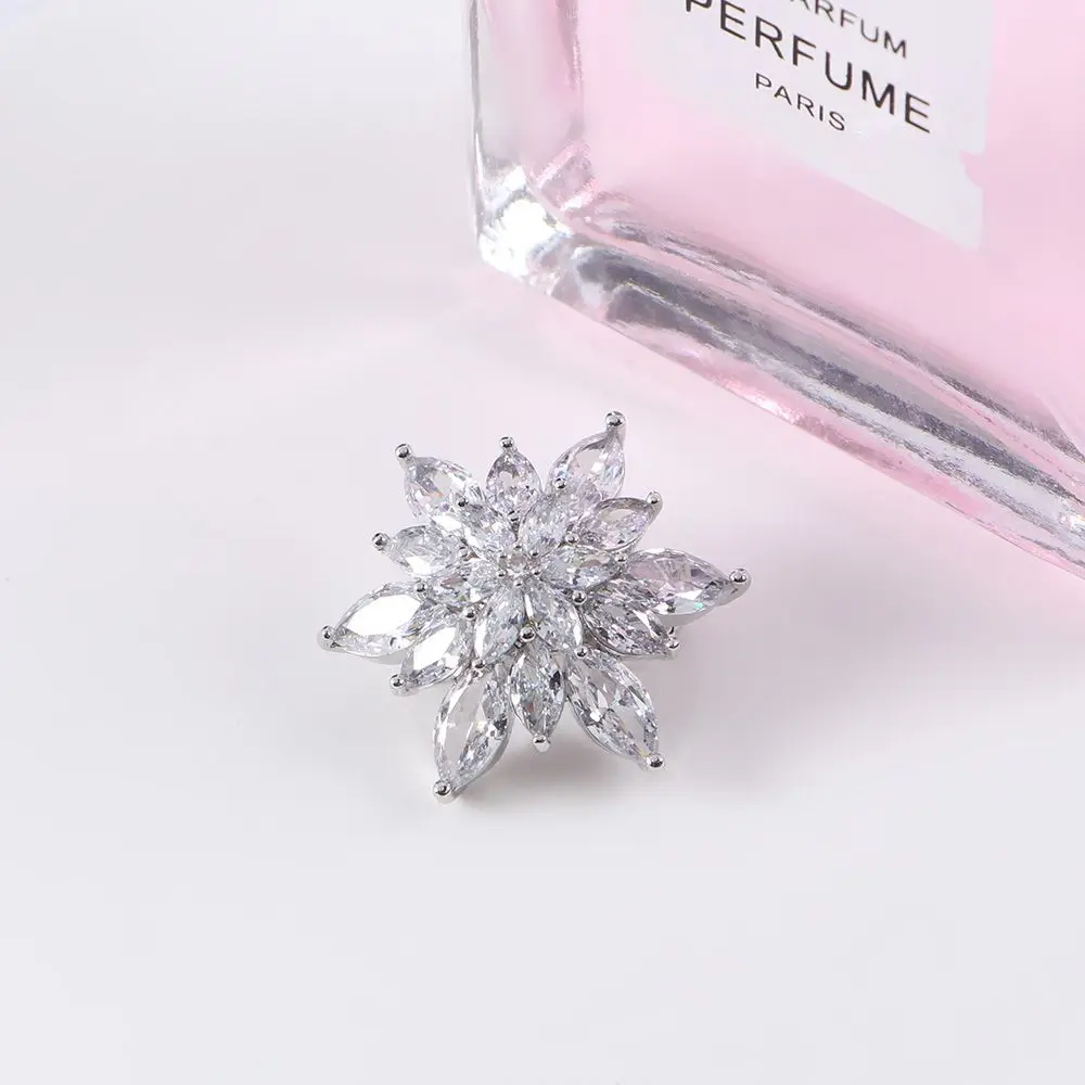 Sweater Shining Lady Snowflake Christmas Flower Fashion Accessories Women Jewelry Zircon Brooches Brooch Pins image 4