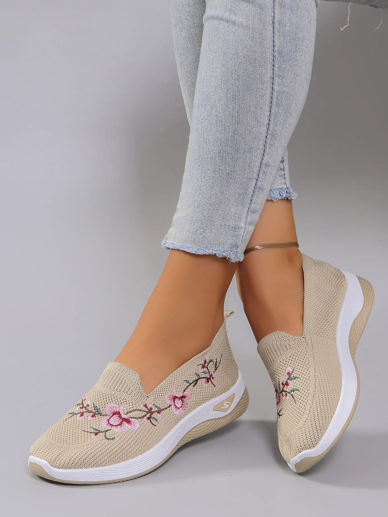 Spring New Women\'s Casual Sports Shoes Comfortable, Breathable, Lightweight, Wear resistant Lazy Shoes, Soft soled Flat Shoes