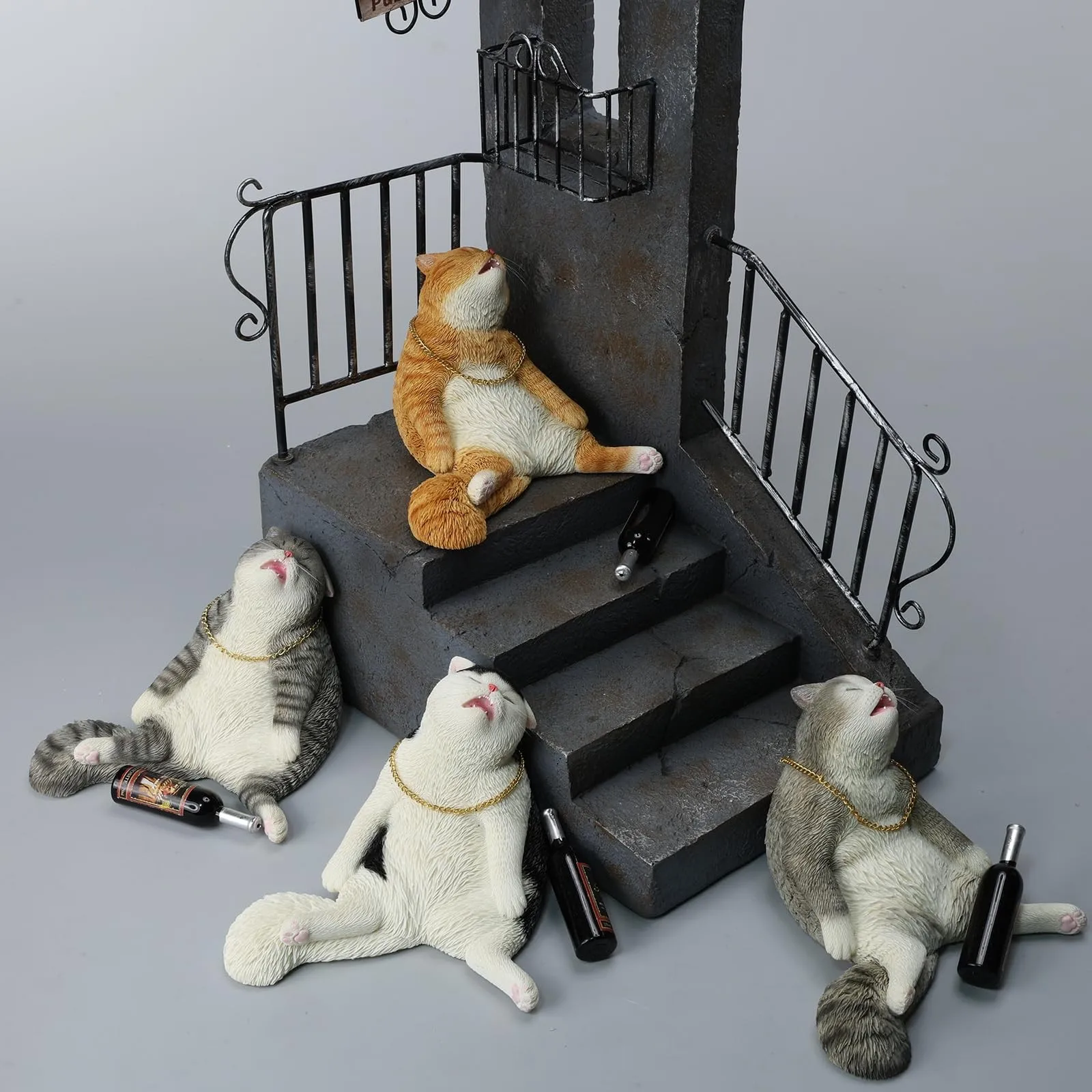 تمثال قطة في حالة سكر من الراتنج مع سلسلة وزجاجة - ديكور بار منزلي غريب الأطوار لمحبي القطط (نحت المطبخ/غرفة المعيشة اللطيف)