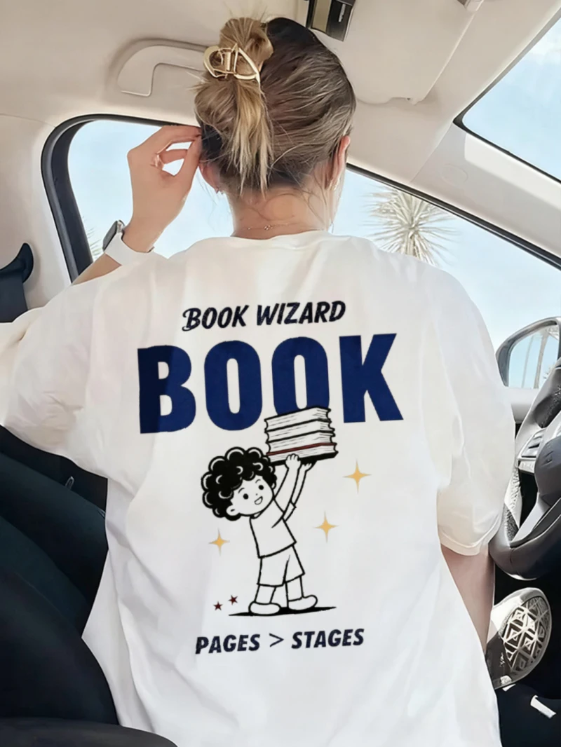 

Свободная женская белая футболка с короткими рукавами и принтом. Простой книжный волшебный узор и топ с текстовым принтом «BOOK WIZARD».