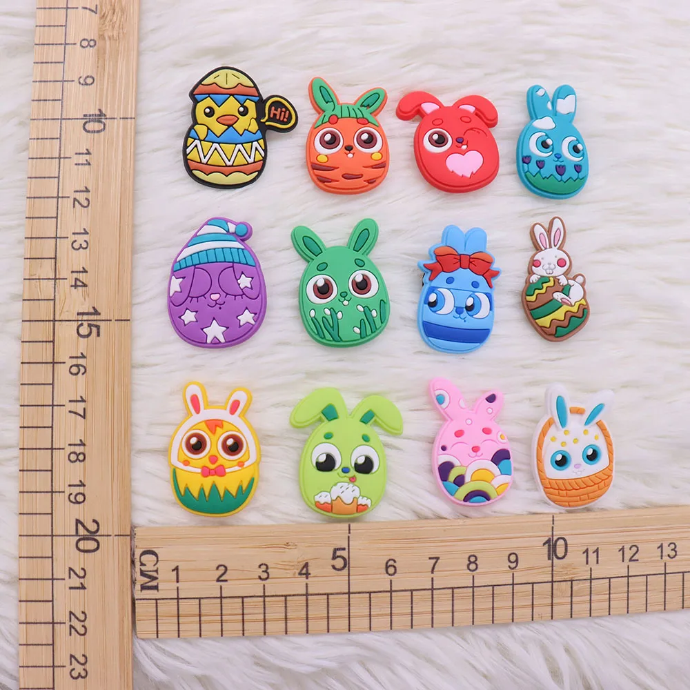 Mistura de desenhos animados do pvc kawaii, 50pcs, coelho colorido, galinha, ovos, presente da Páscoa feliz, encantos da sapata, decorações para a pulseira, presente do feriado