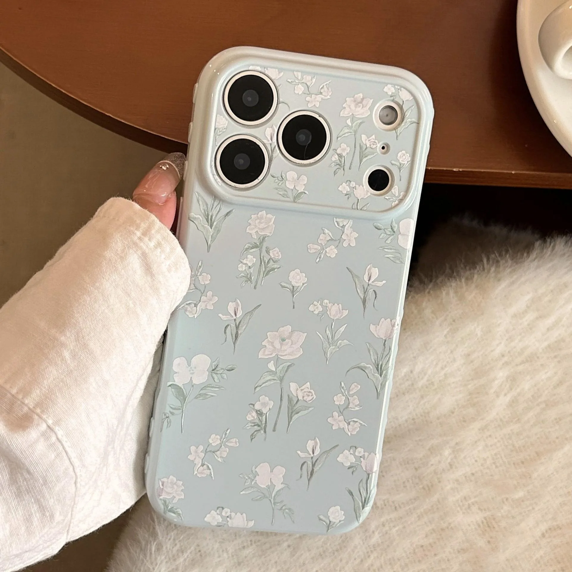 Hübsche Weiße Kleine Blumen Sanfter Wind Silikon Handyhülle für iPhone 17 Pro Max Hüllen iPhone 17 Pro 16 15 14 Plus 13 12 11 Cover – Detail 4