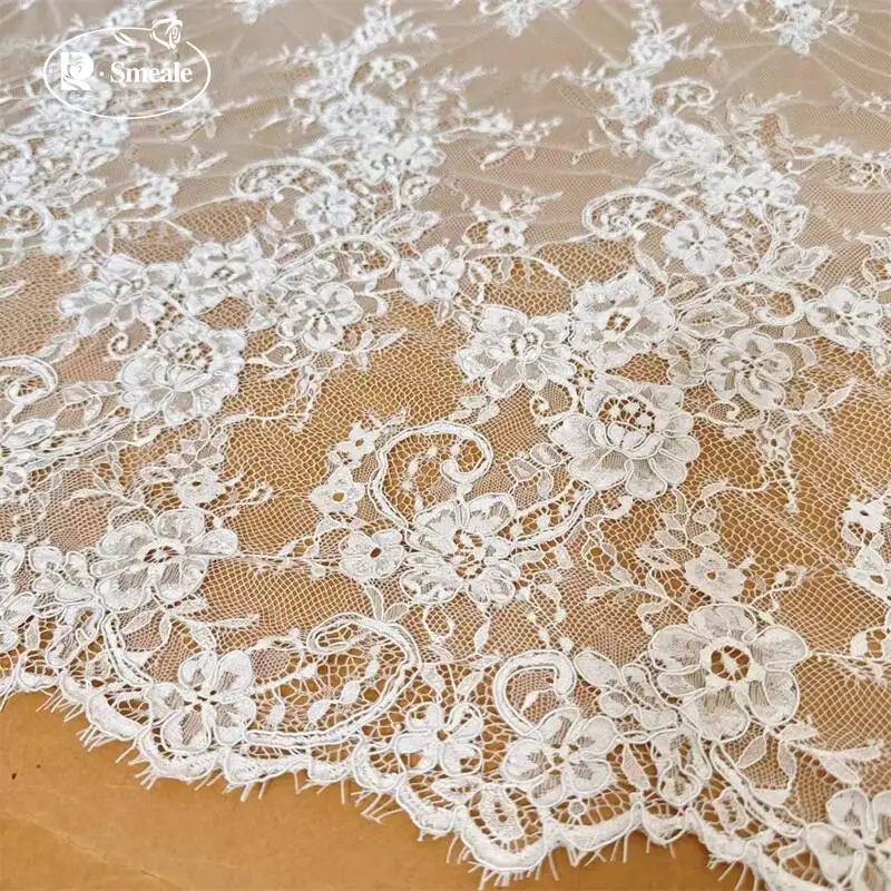 3 Meter Länge. Handgefertigter Spitzenstoff mit Bordürenstickerei, verwendet für Brautkleider und Nähzubehör. Französischer romantischer Spitzenstoff. – Detail 5