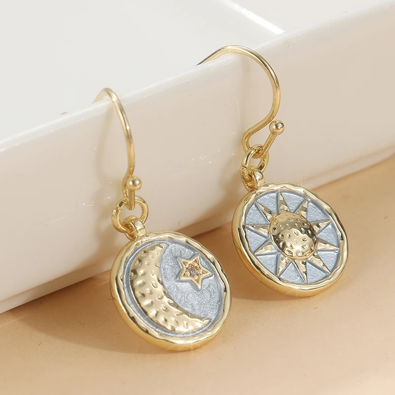 Ethnische Goldfarben Damen-Ohrringe Vintage-Design Runde Metall-Ohrringe mit Handgeschnitzten Sternen und Monden Hängende Ohrringe für Frauen – Detail 2