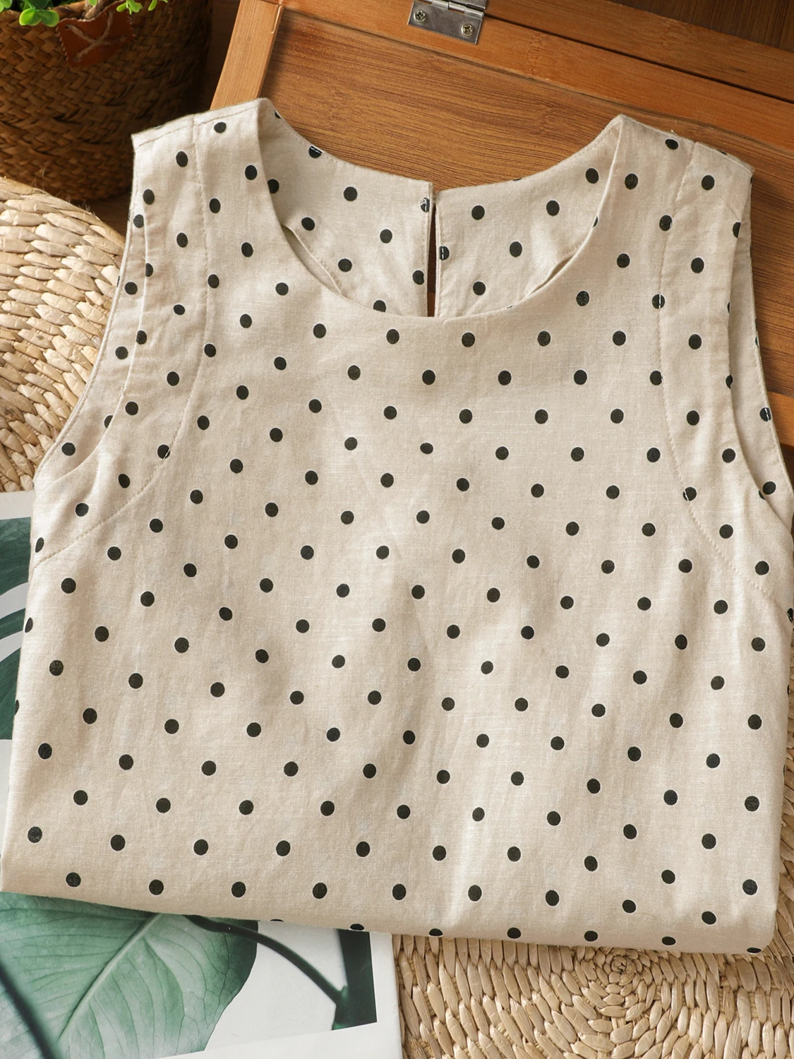 เสื้อกั๊กทรงเอลายจุดผ้าฝ้ายลินิน ช่วยให้ดูผอมเพรียว สไตล์ลำลองสำหรับผู้หญิง รุ่นใหม่ล่าสุดสำหรับฤดูร้อน