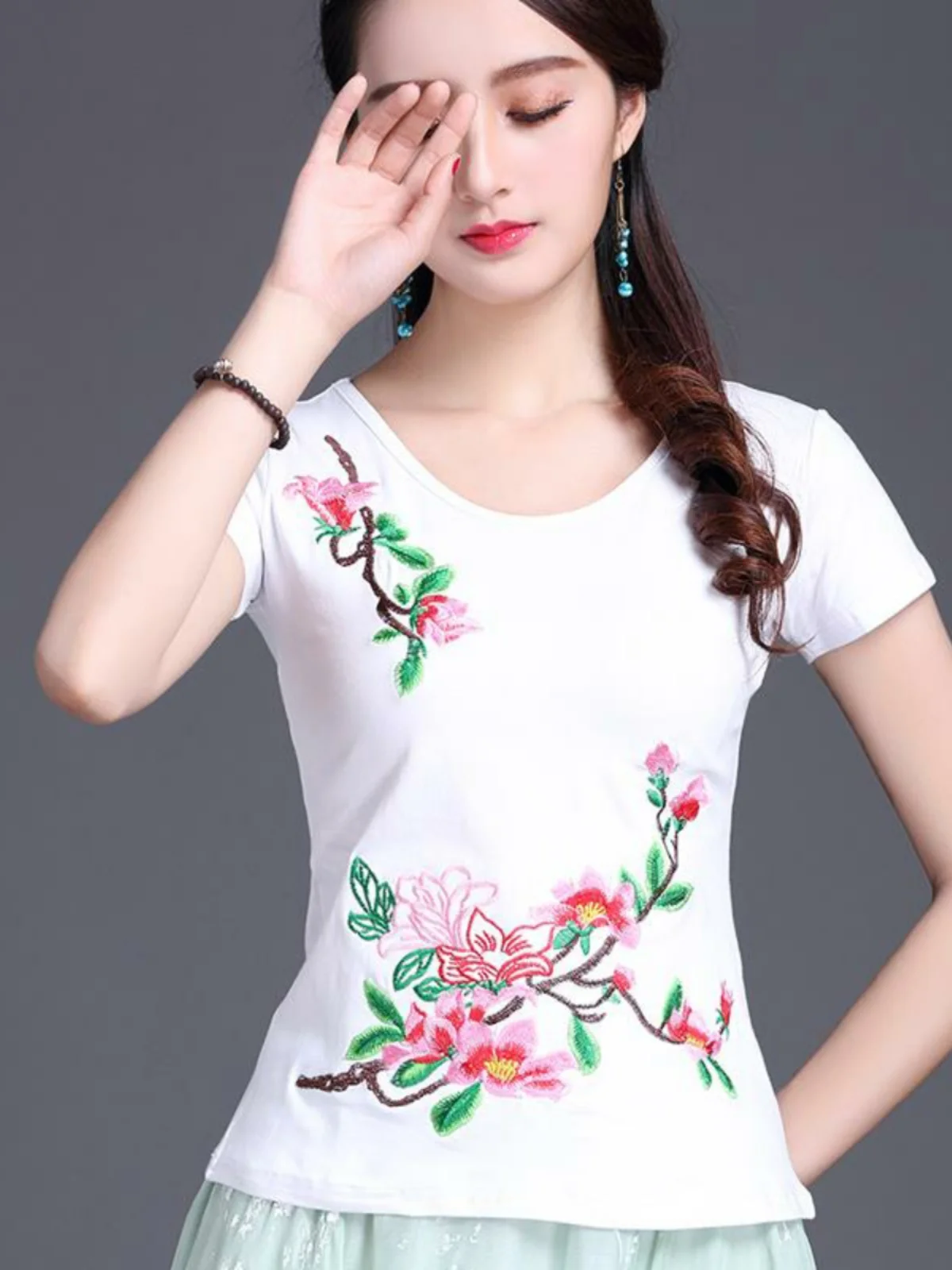 T-shirt in Cotone Ricamato da Donna, Nuovo Design Retrò Estivo, Maglietta Base Versatile per Uso Quotidiano