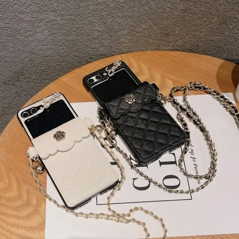 

Для Samsung Galaxy Z Flip 7, 6, 5, 4, 3, 5G, длинный ремешок через плечо, цепочка с бриллиантовой улыбкой, камелия, сумка для карт из овечьей кожи, кожаный чехол