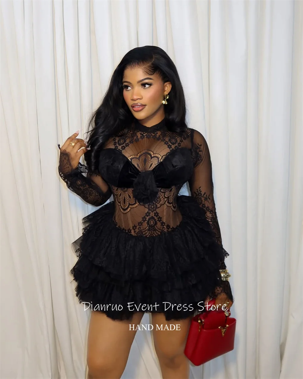 فستان Dianruo شفاف من الدانتيل الأسود للحفلات الراقصة مثير بطول قصير لحفلات العودة للوطن مزين بطيات ورقبة دائرية رداء كوكتيل مخصص